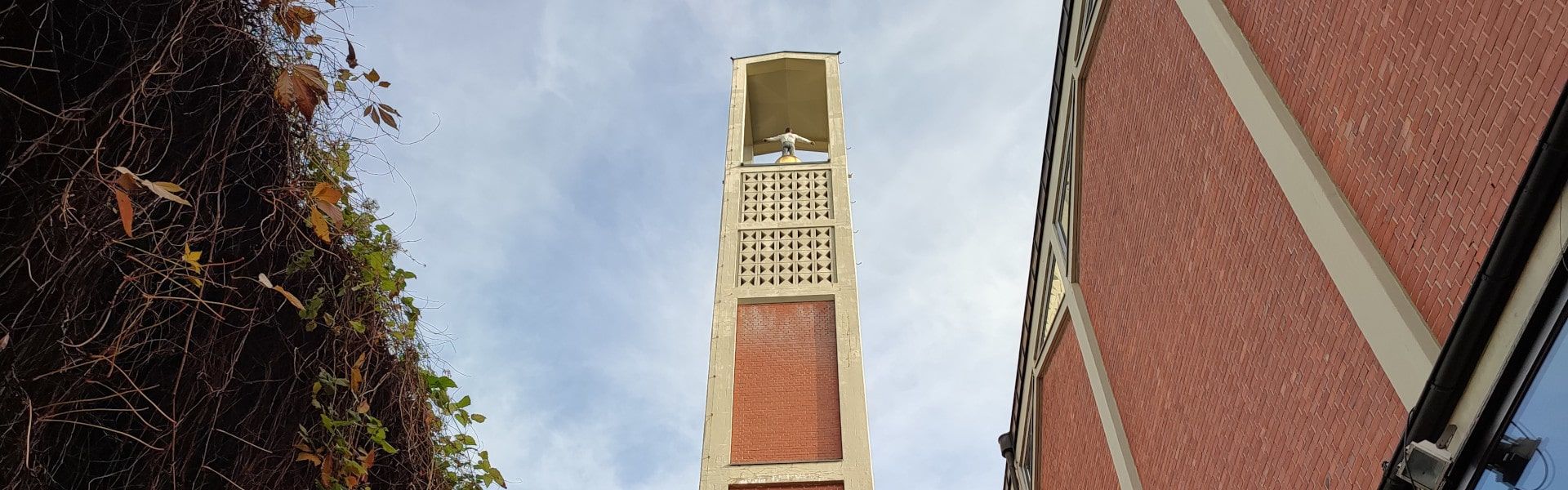Kirchturm der Elisabethkirche, gesehen vom westlichen, dachlosen Seitenschiff. Foto (Ausschnitt): Stefan Ahr